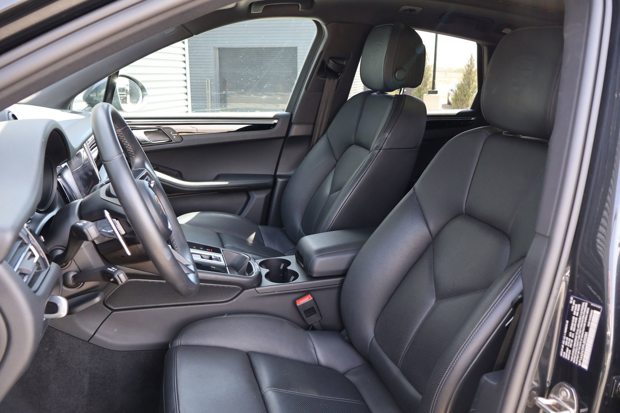 Certified 2023 Porsche Macan image 5