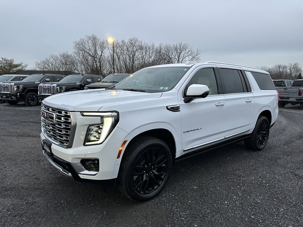 Used 2025 GMC Yukon XL Denali w/ Sun & Power Step Package image 10
