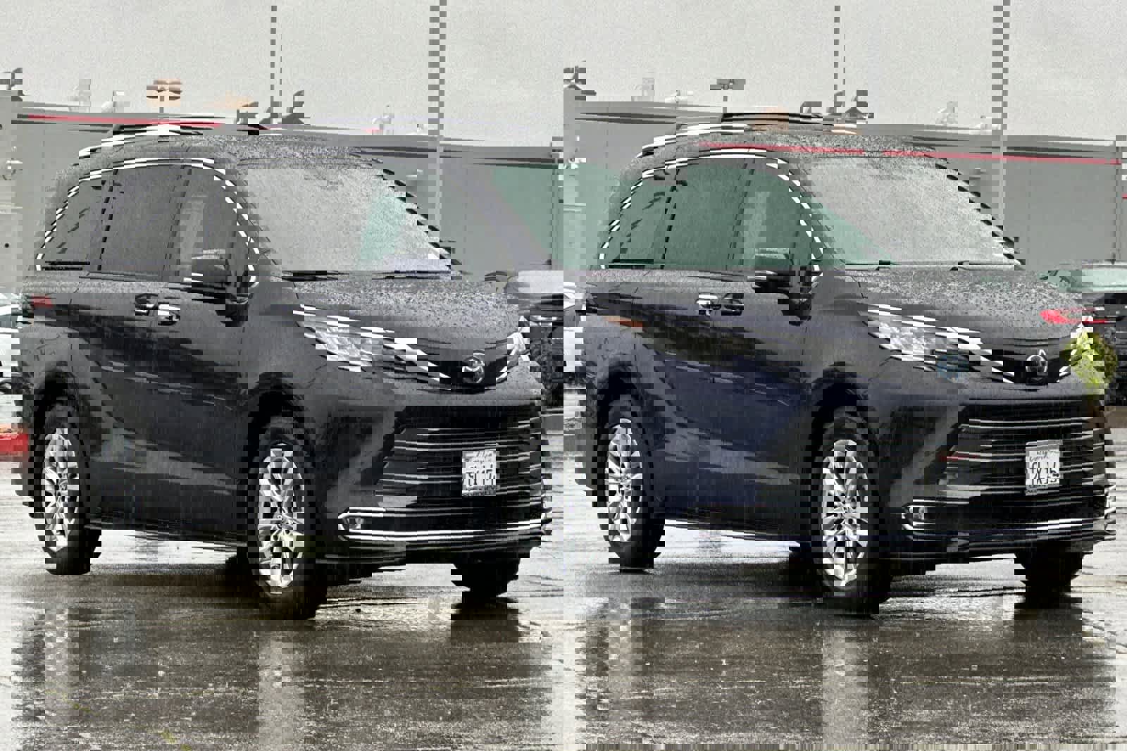 Used 2022 Toyota Sienna Limited image 5