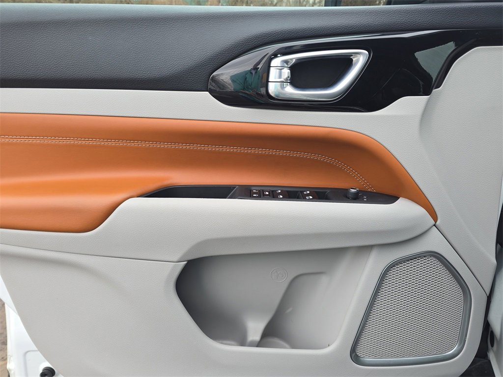 Used 2023 Jeep Compass Limited image 12