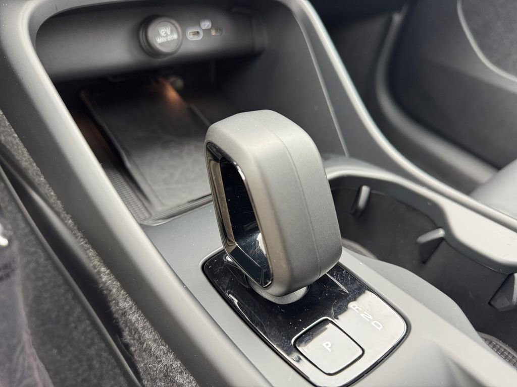 Certified 2025 Volvo XC40 B5 Core image 16