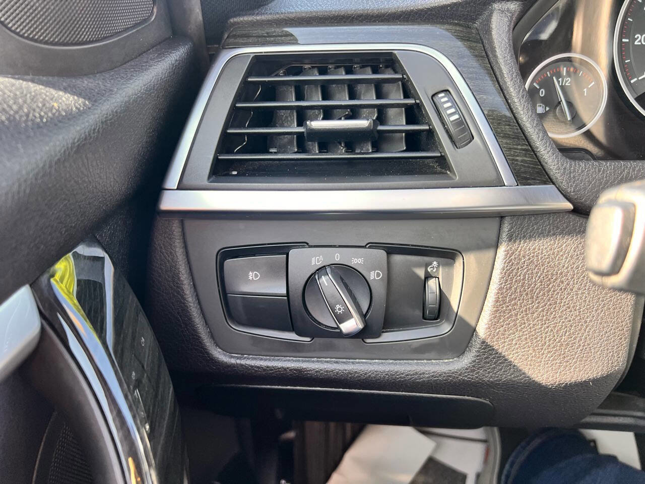 Used 2016 BMW 328i xDrive 328i xDrive AWD 4dr Sedan SULE w/ Driver Assistance Package image 25