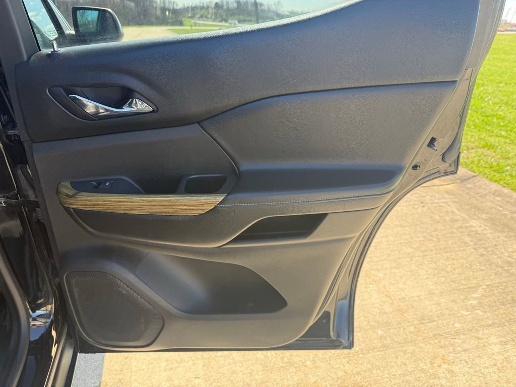 Used 2017 GMC Acadia Denali image 16