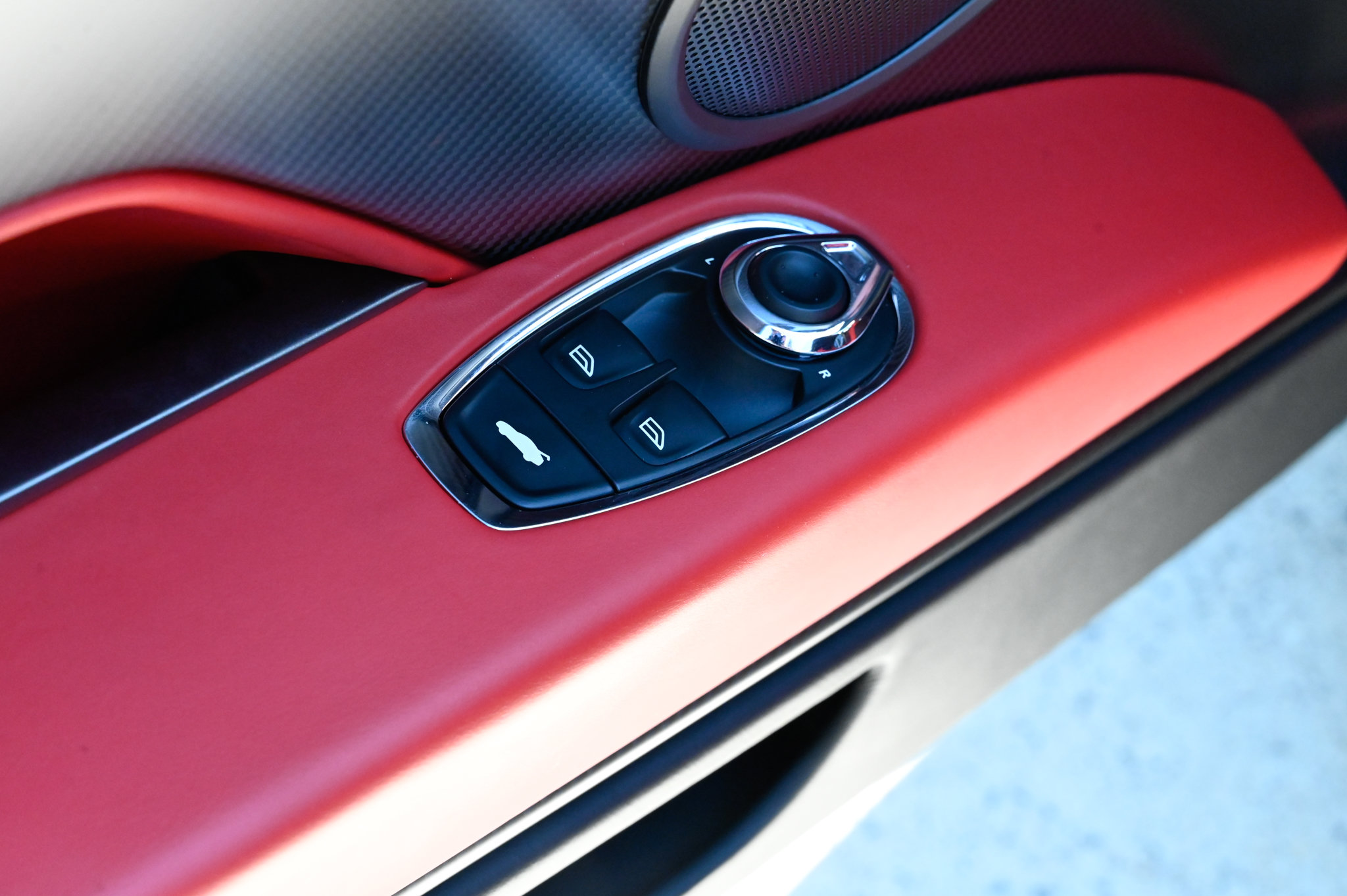 Used 2021 Aston Martin DB11 Coupe RWD image 21