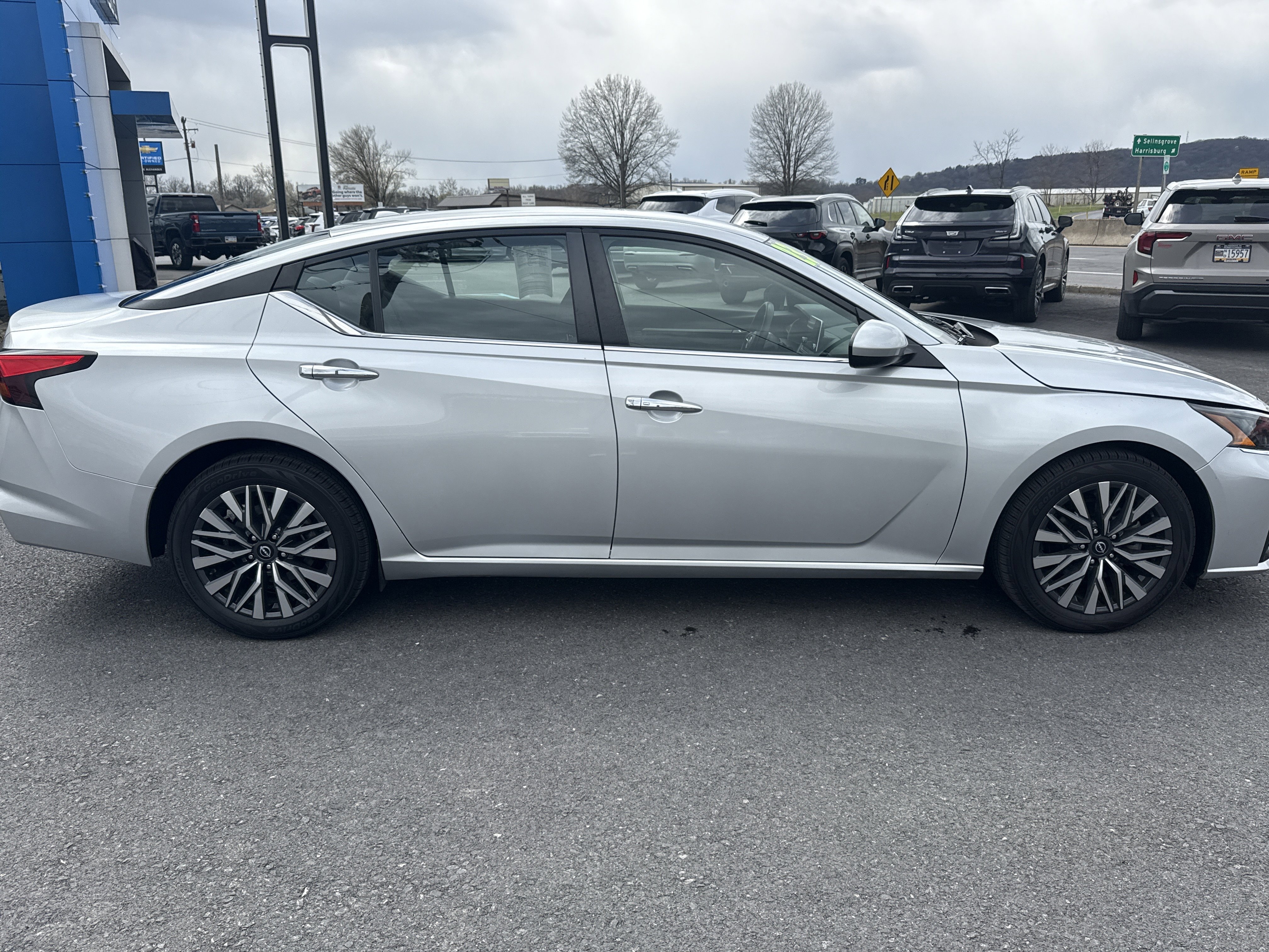 Used 2023 Nissan Altima 2.5 SV FWD image 2