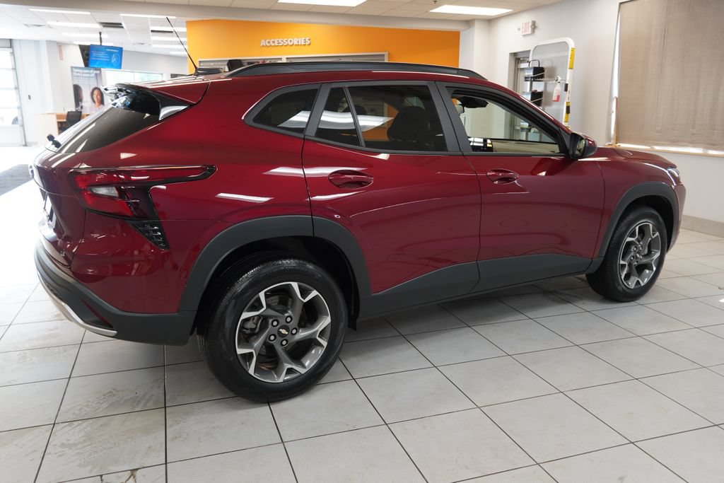 Used 2025 Chevrolet Trax LT w/ Driver Confidence Package FWD image 10