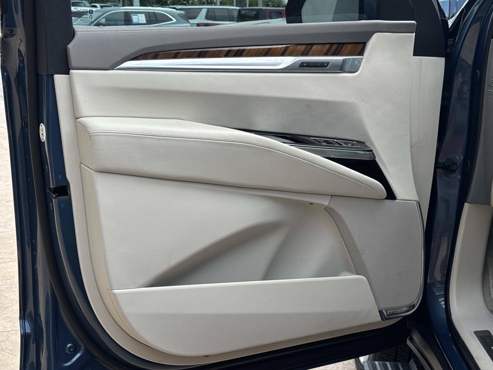 Used 2025 Cadillac Escalade Sport Platinum AWD/4WD image 10
