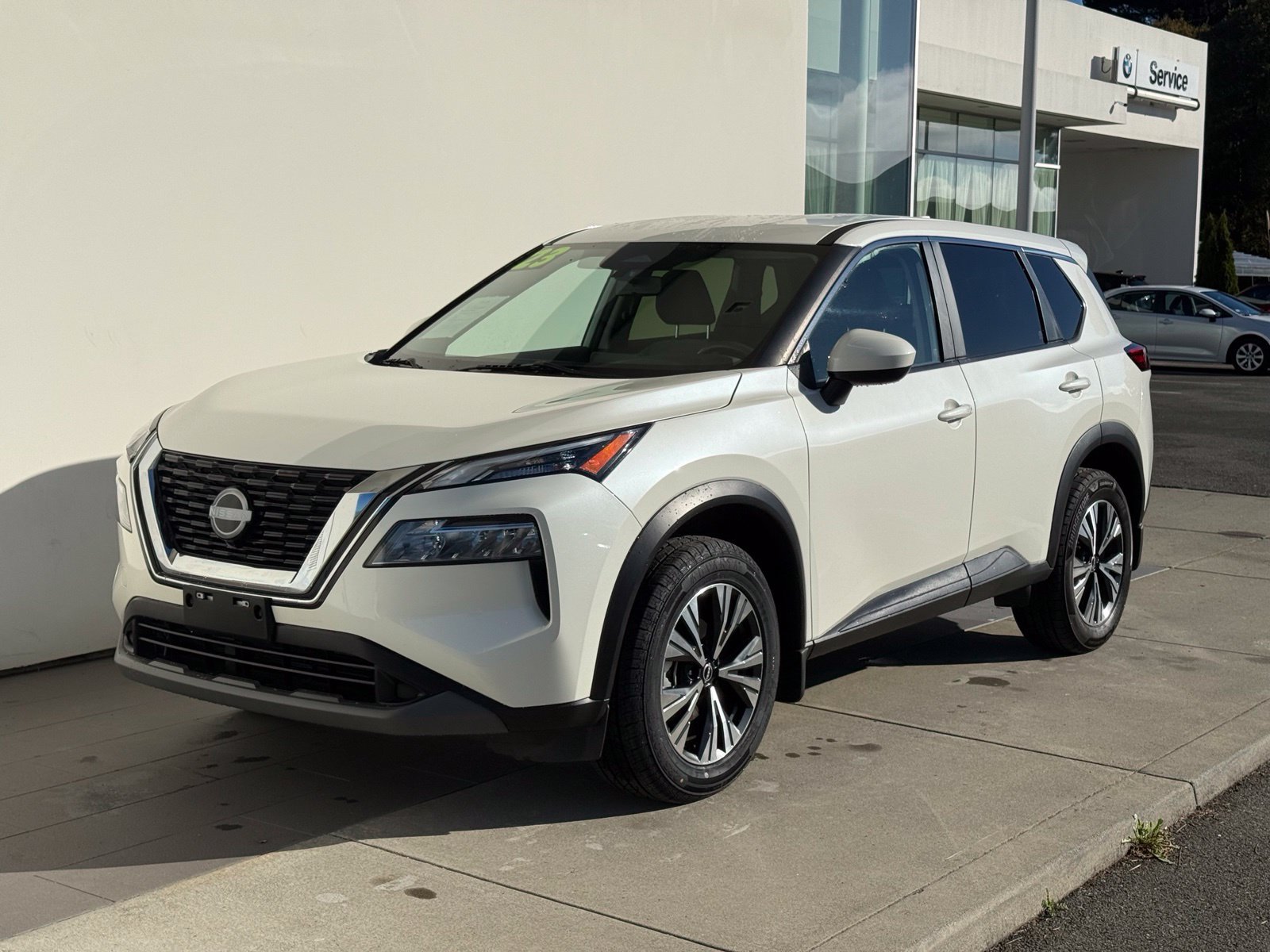 Used 2023 Nissan Rogue SV FWD image 3