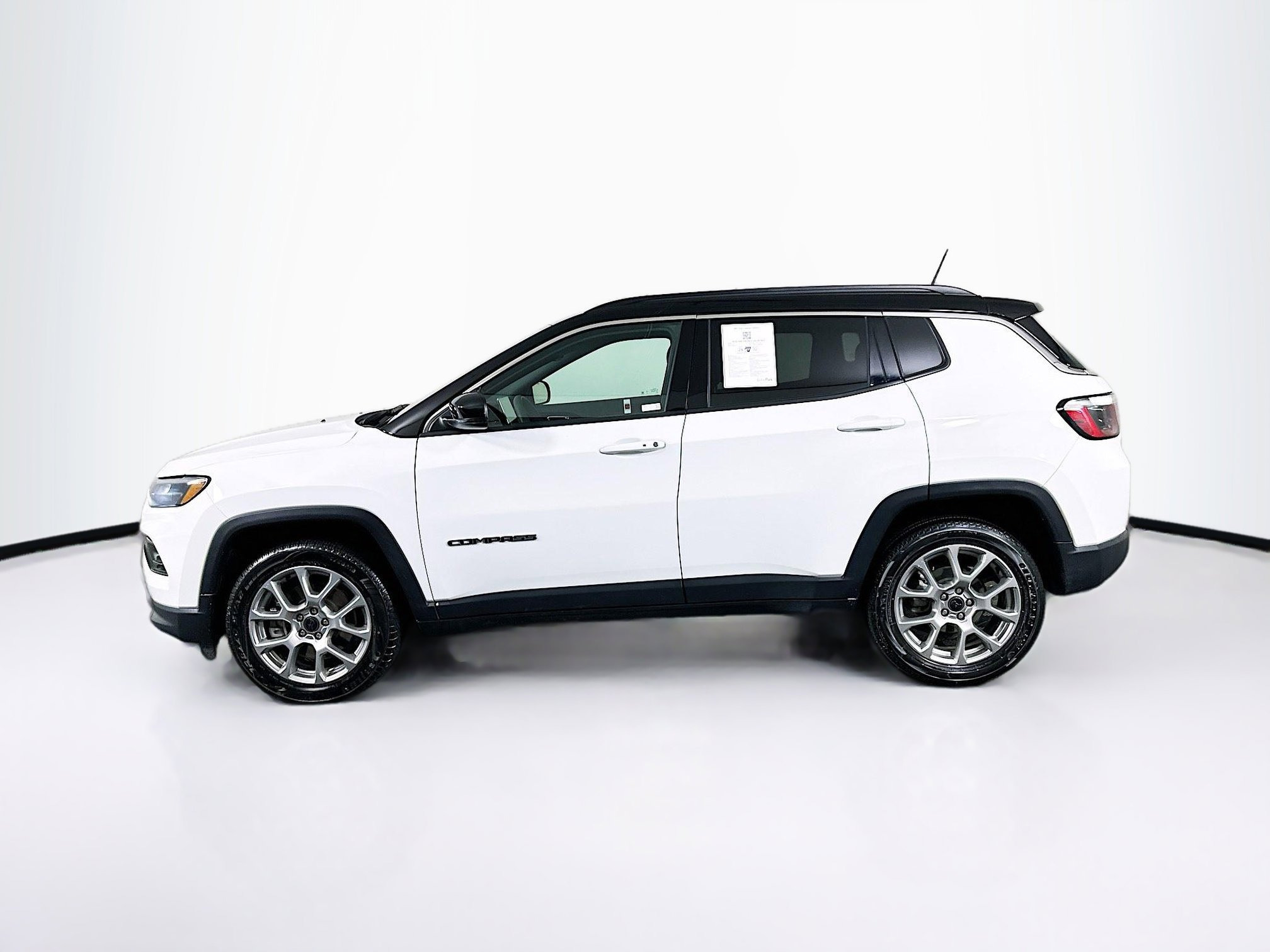 Used 2025 Jeep Compass Limited image 4