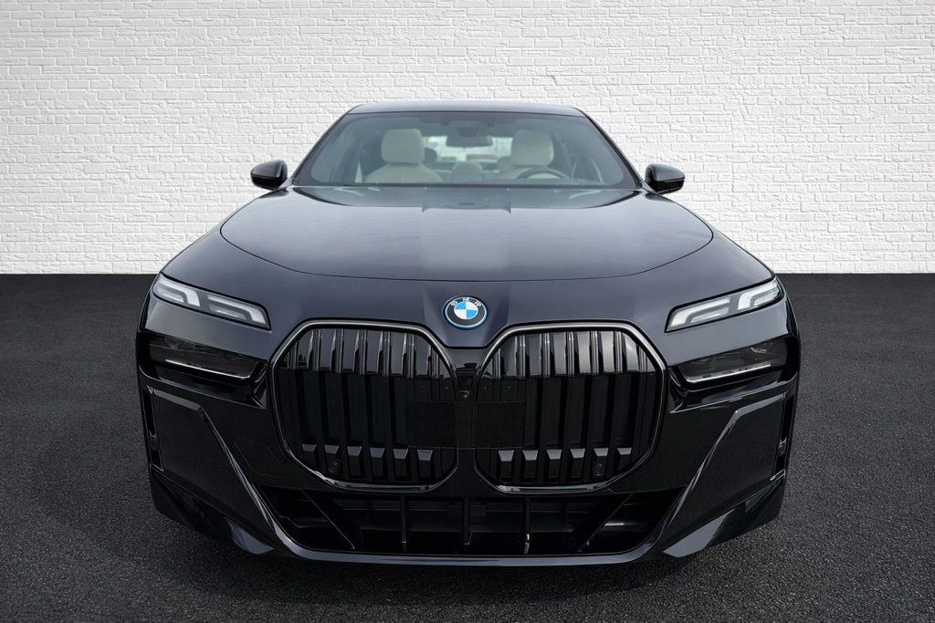 Used 2025 BMW 750e xDrive AWD/4WD image 2