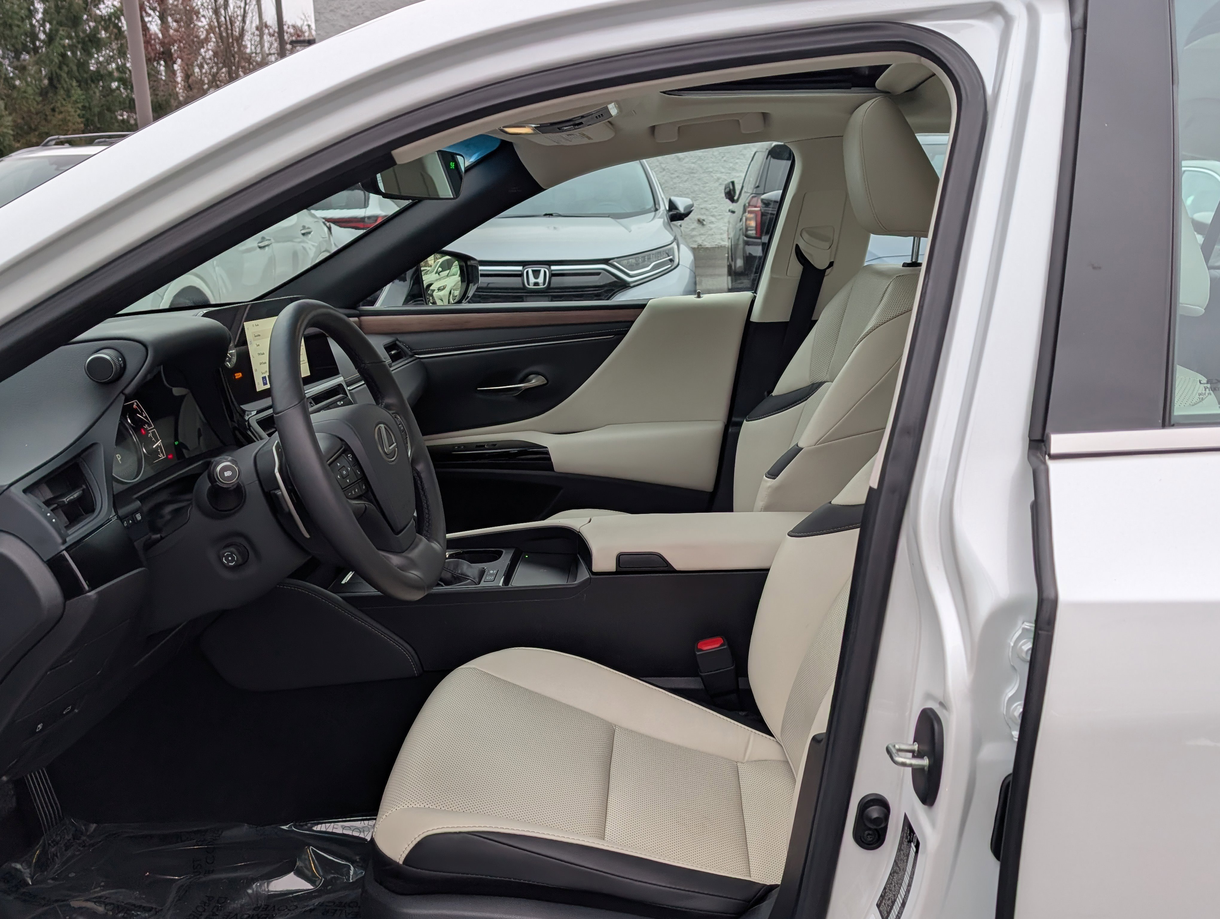 Certified 2025 Lexus ES 300h w/ Premium Package image 15