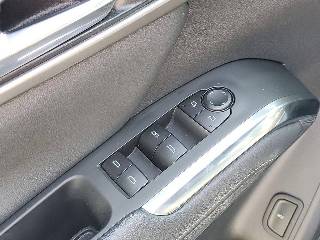 Used 2025 Chevrolet Traverse LT FWD image 8