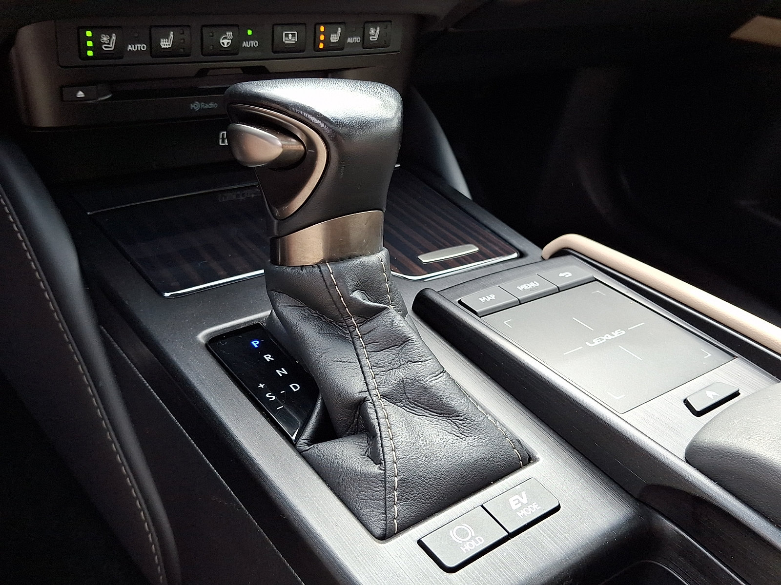 Certified 2021 Lexus ES 300h w/ Accessory Package FWD image 16