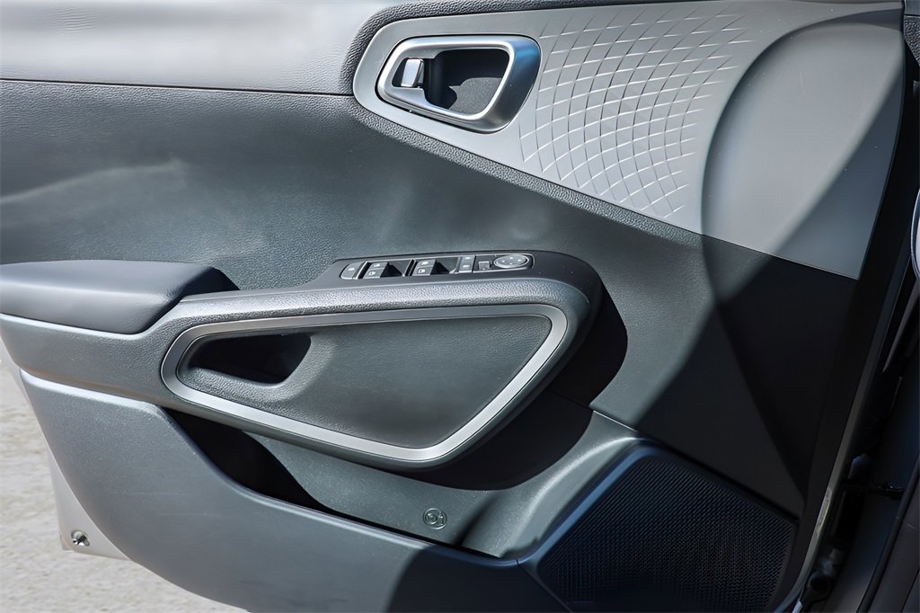 Used 2023 Kia Soul LX image 17