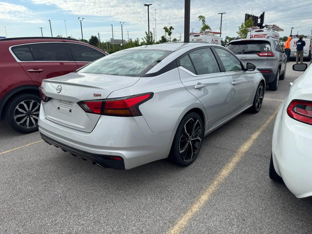 Used 2024 Nissan Altima 2.5 SR FWD image 3