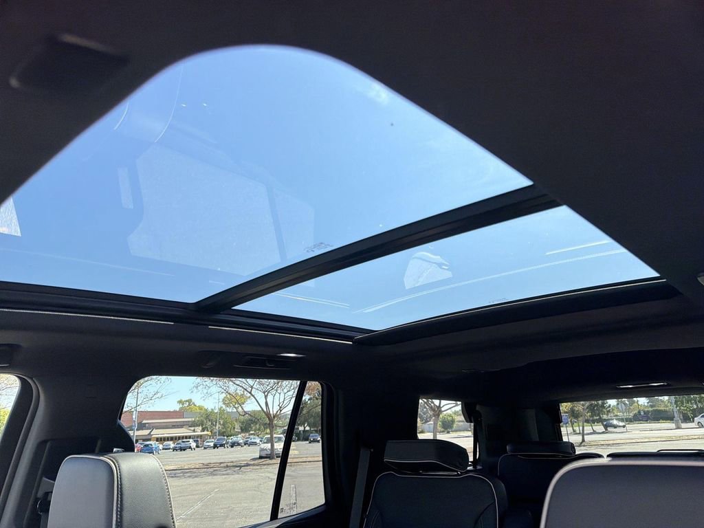 Used 2023 GMC Yukon SLT w/ SLT Premium Package image 6