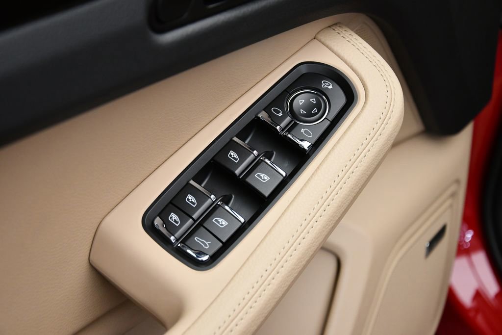 Used 2025 Porsche Macan Turbo image 34