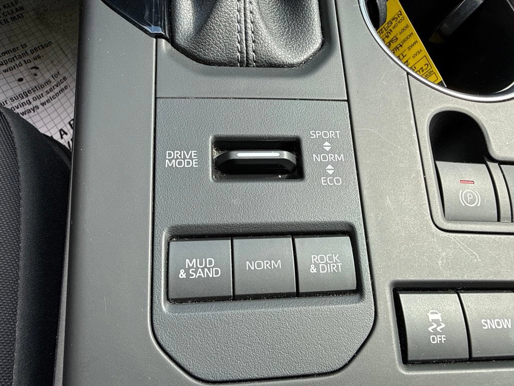 Used 2022 Toyota Highlander LE AWD/4WD image 34
