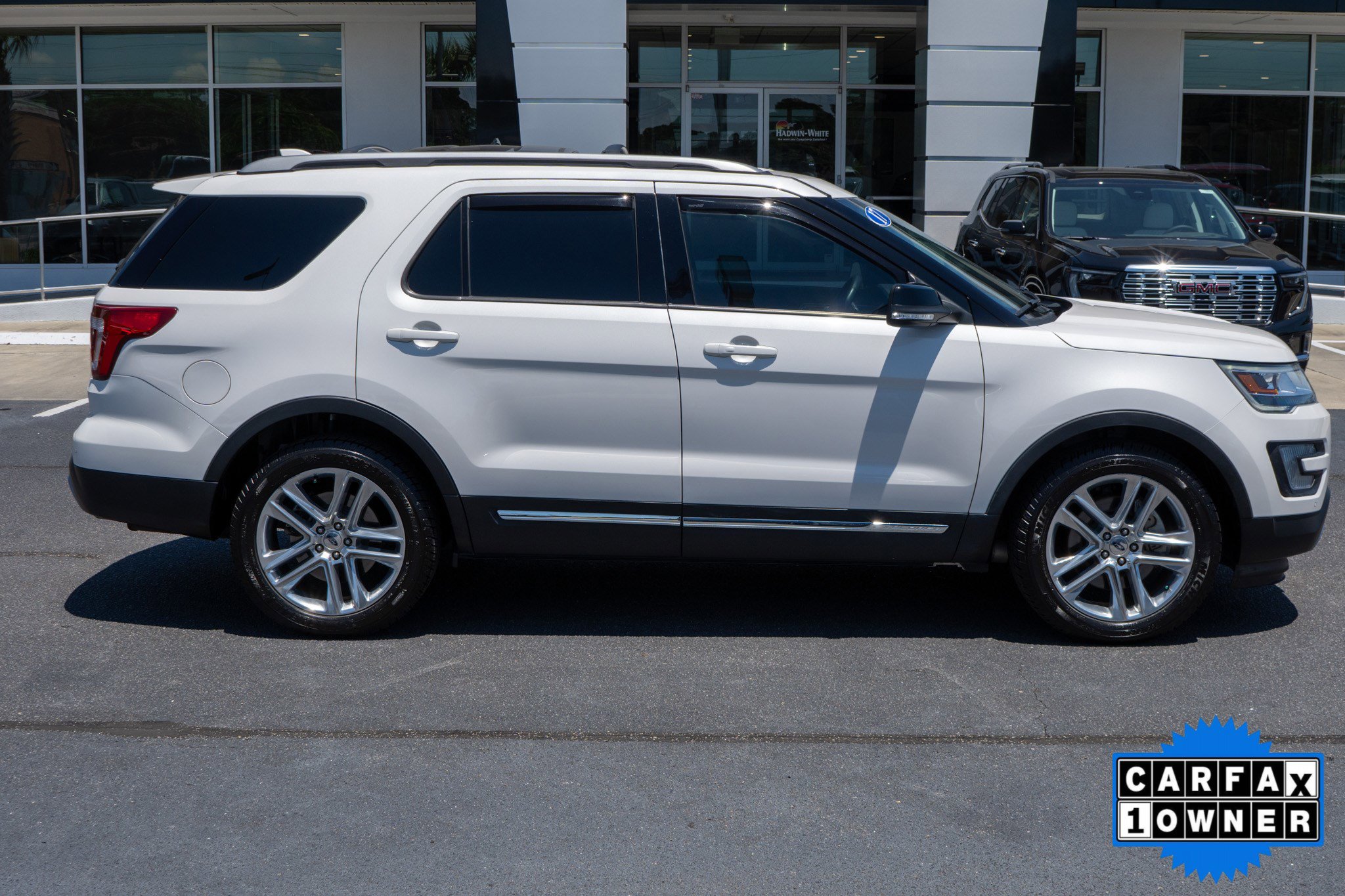 Used 2017 Ford Explorer XLT w/ Equipment Group 202A FWD image 2