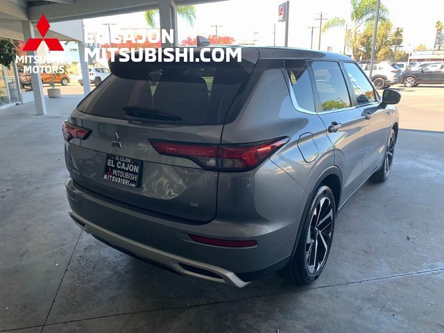 Used 2024 Mitsubishi Outlander SE image 3