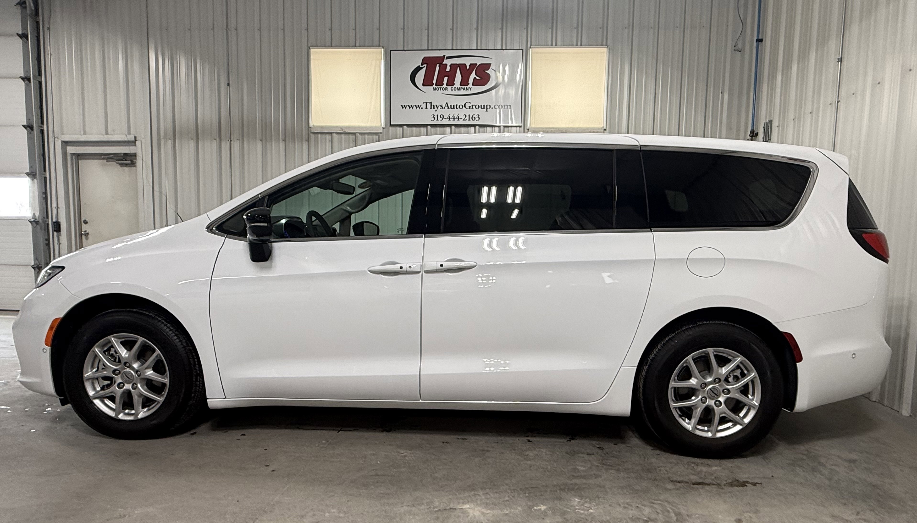 Used 2024 Chrysler Pacifica Touring-L image 14