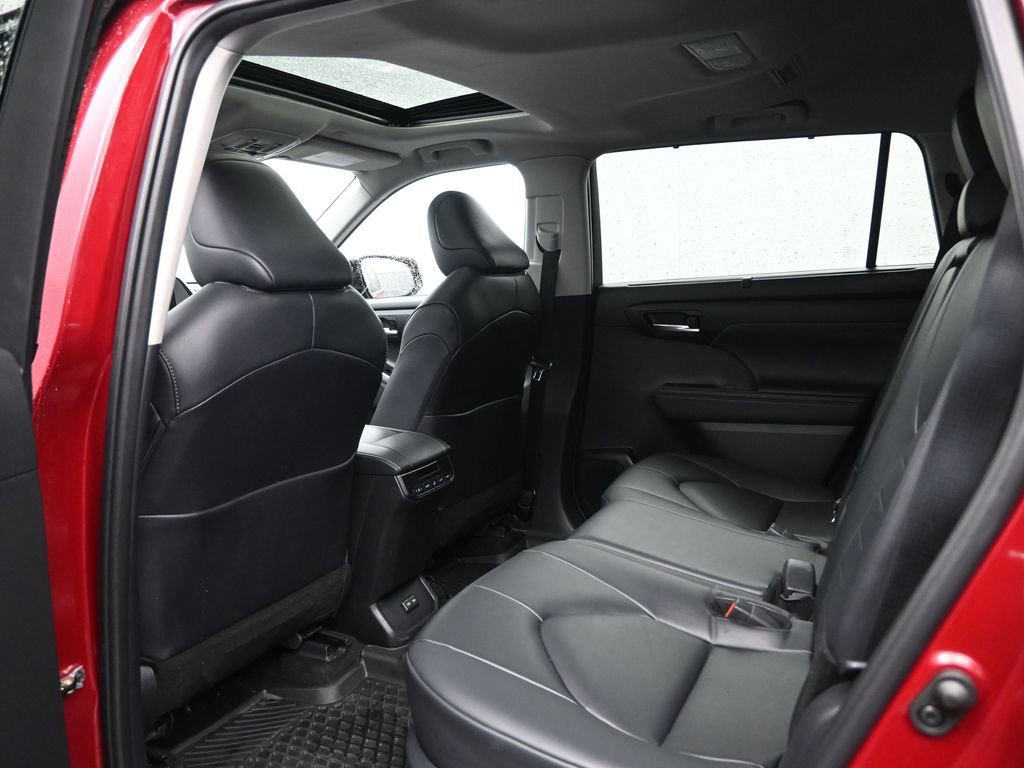 Used 2024 Toyota Highlander XLE image 29