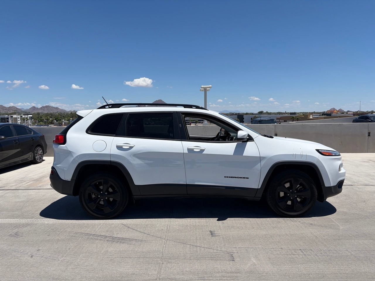 Used 2018 Jeep Cherokee Latitude w/ Altitude Package FWD image 3