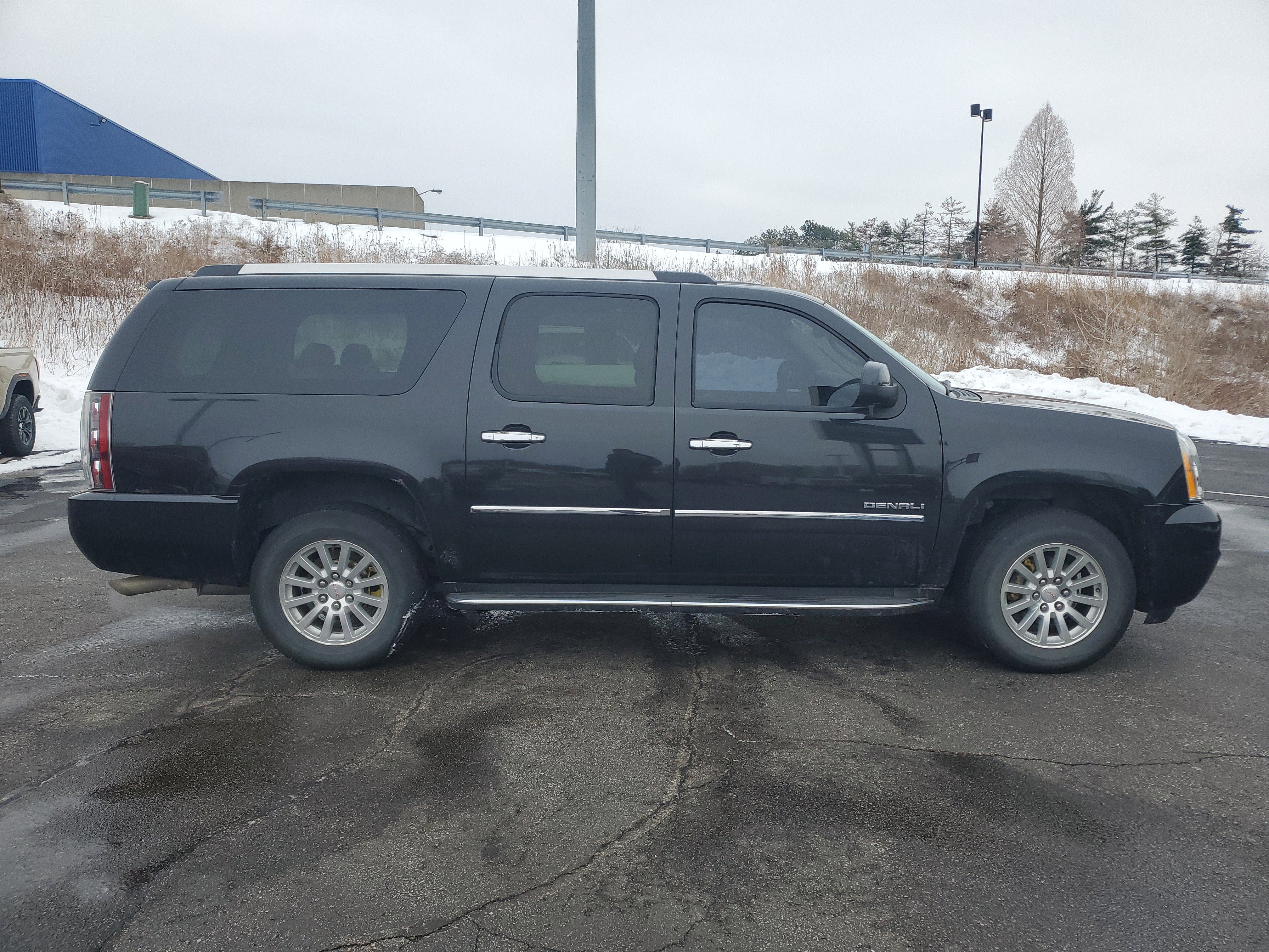 Used 2011 GMC Yukon XL Denali image 3