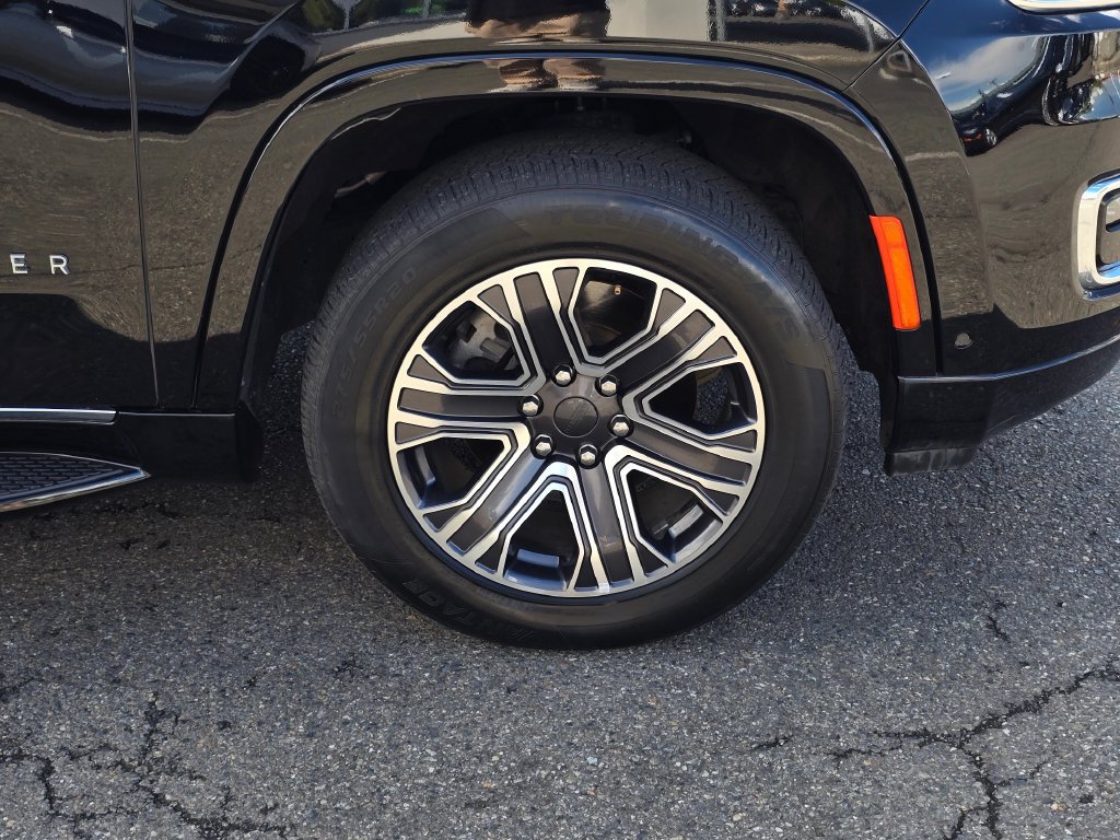 Used 2024 Jeep Wagoneer L Series II AWD/4WD image 9