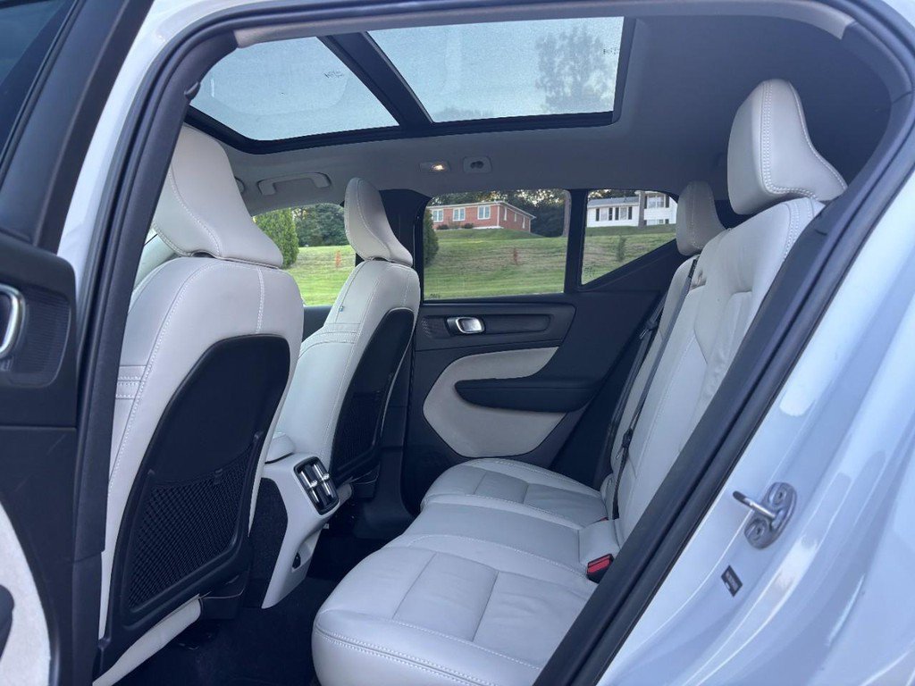Used 2023 Volvo XC40 B5 Plus AWD/4WD image 10