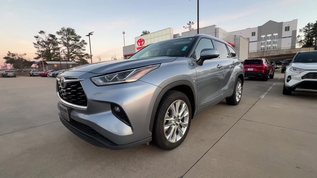 Used 2020 Toyota Highlander Limited image 2