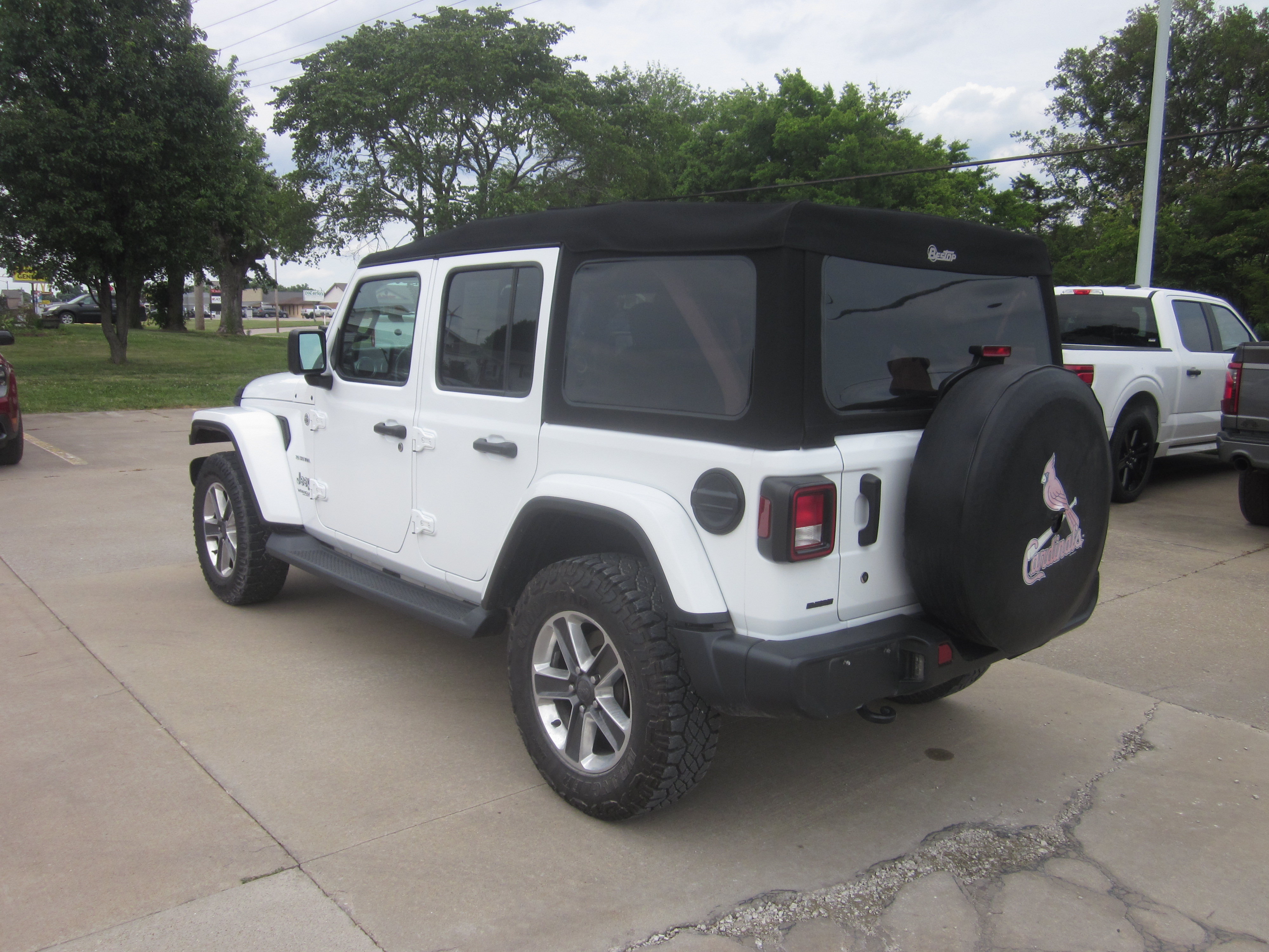 Used 2019 Jeep Wrangler Unlimited Sahara AWD/4WD image 4