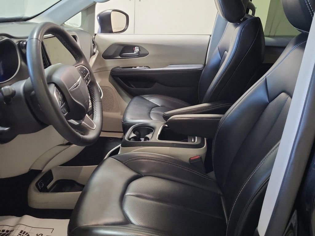 Used 2023 Chrysler Pacifica Touring-L FWD image 7