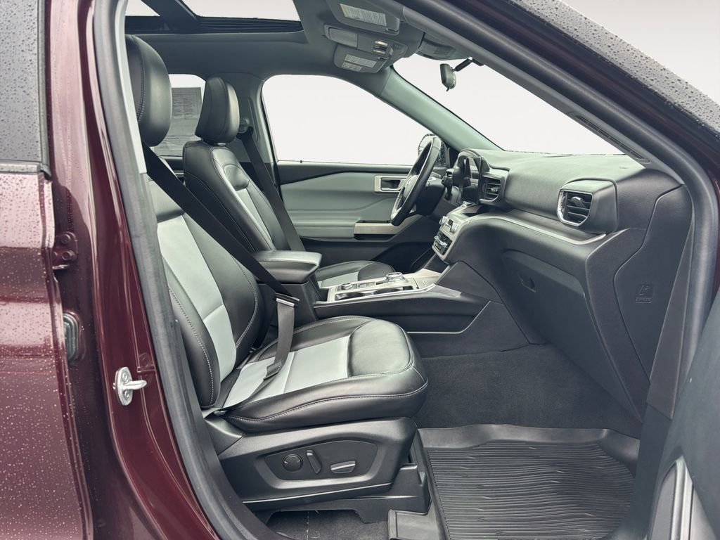 Used 2022 Ford Explorer XLT w/ Equipment Group 202A AWD/4WD image 10