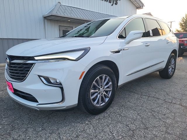 Used 2023 Buick Enclave Essence image 3