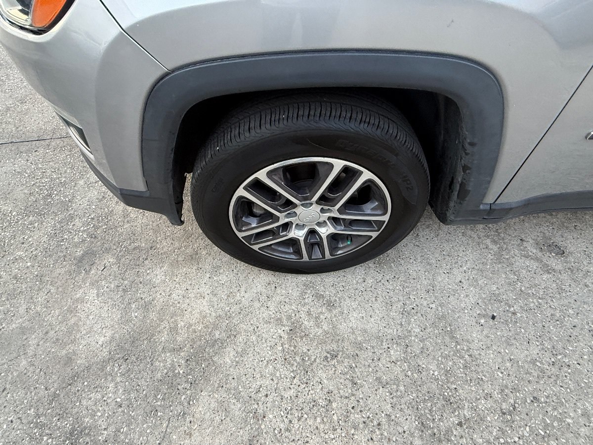 Used 2019 Jeep Compass Latitude FWD image 9