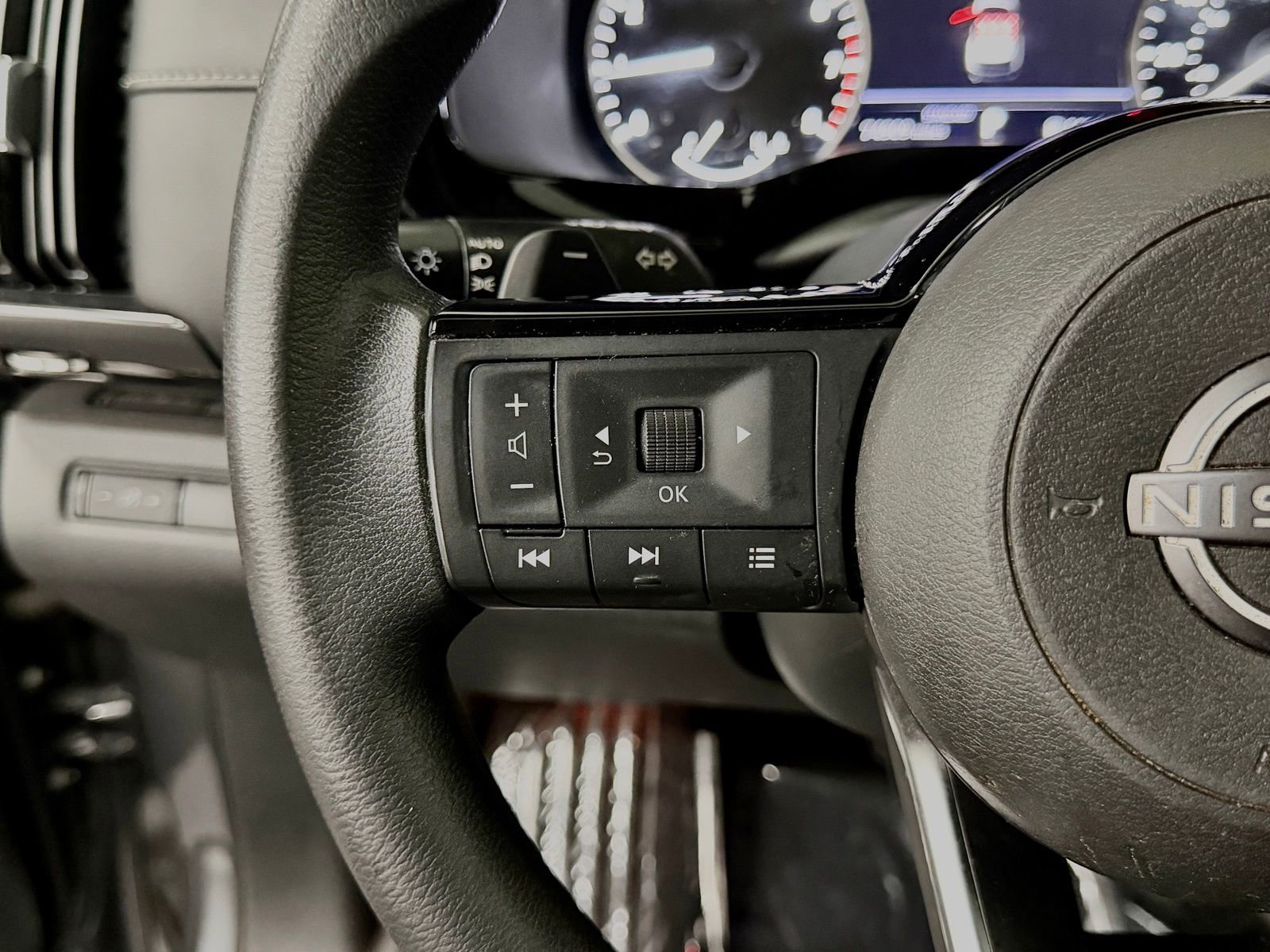 Used 2022 Nissan Pathfinder S FWD image 25