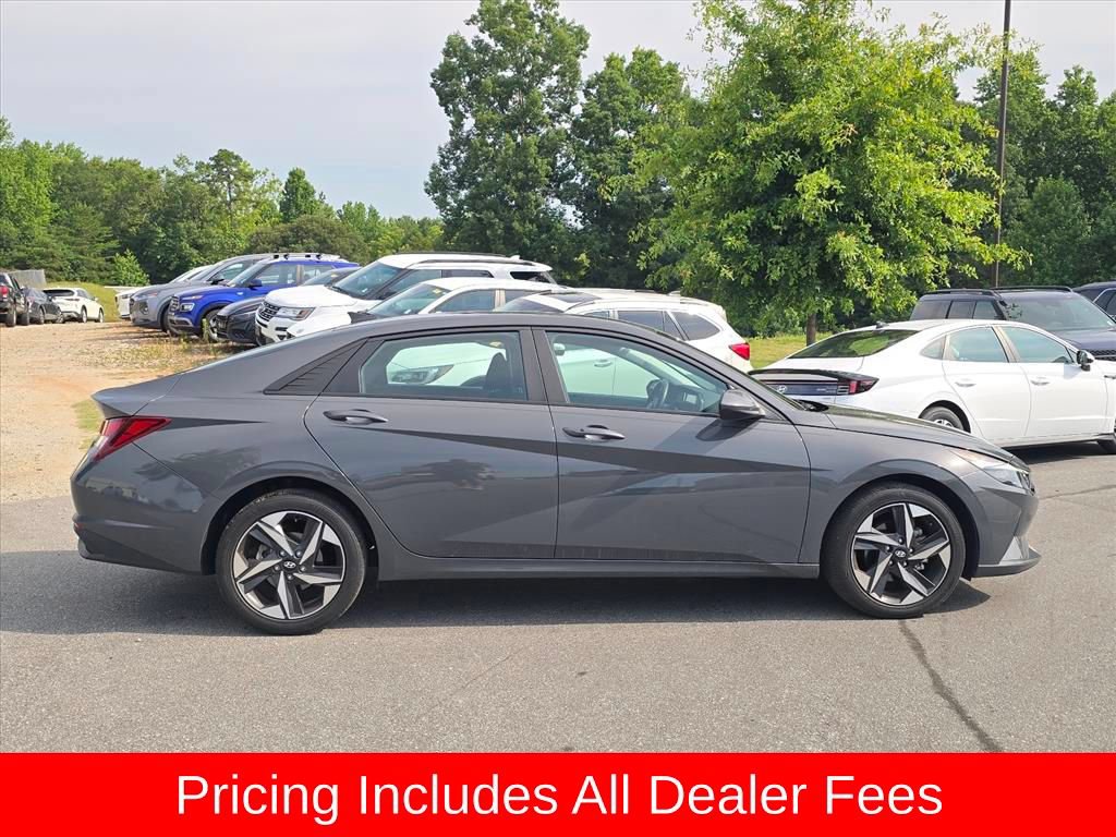 Used 2023 Hyundai Elantra SEL w/ Convenience Package FWD image 2