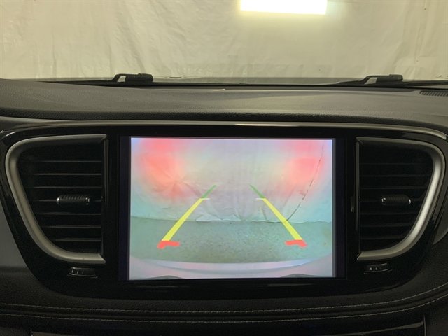 Used 2023 Chrysler Pacifica Touring image 32