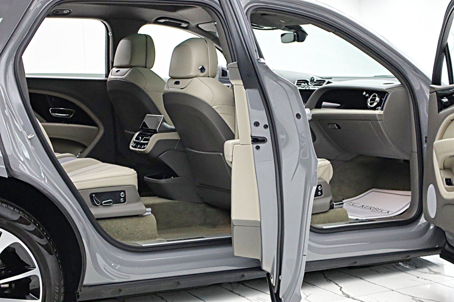 Used 2024 Bentley Bentayga Extended Wheelbase AWD/4WD image 16