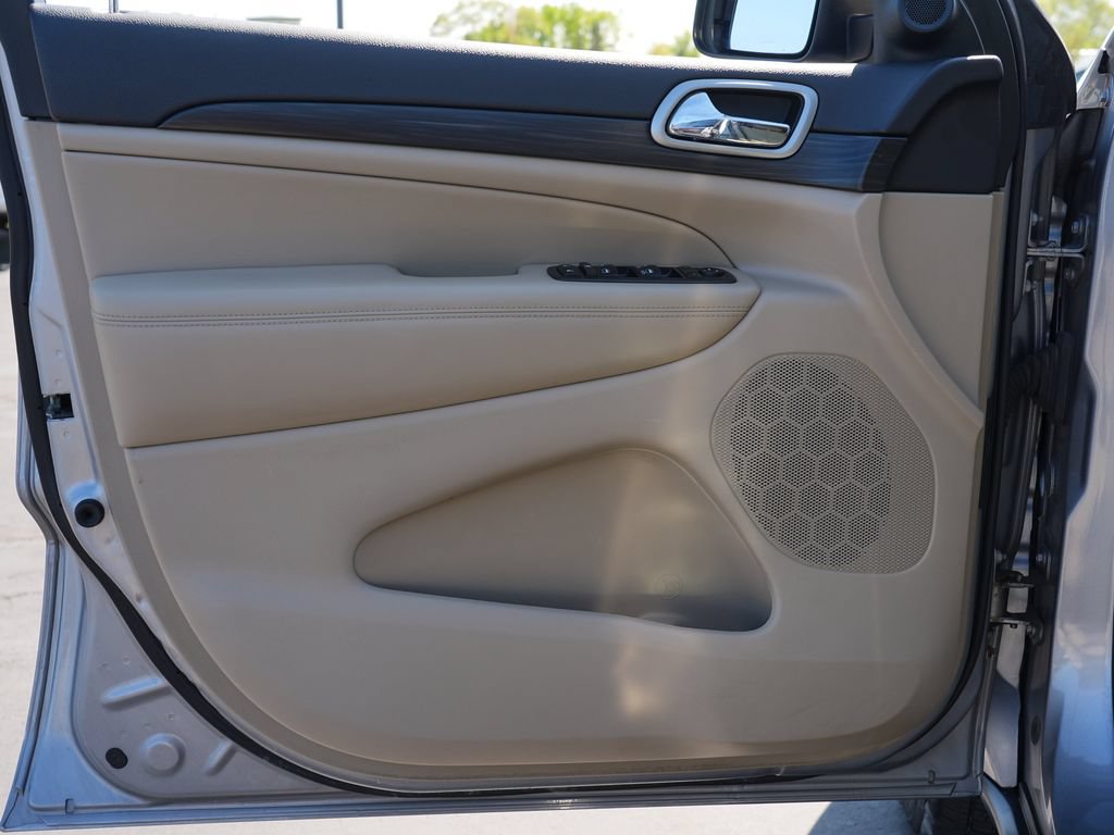 Used 2019 Jeep Grand Cherokee Laredo AWD/4WD image 14