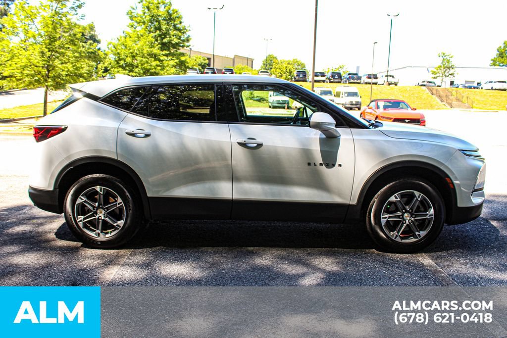 Used 2025 Chevrolet Blazer LT FWD image 9