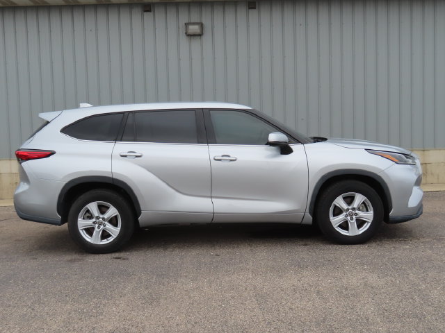Used 2021 Toyota Highlander L FWD image 3