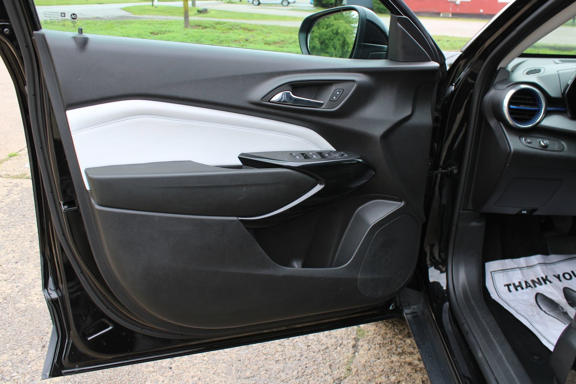 Used 2025 Chevrolet Trax LT FWD image 11