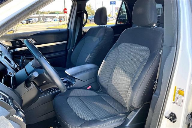 Used 2019 Ford Explorer XLT image 18