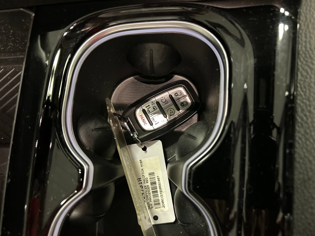 Used 2025 Chrysler Pacifica Premium FWD image 22