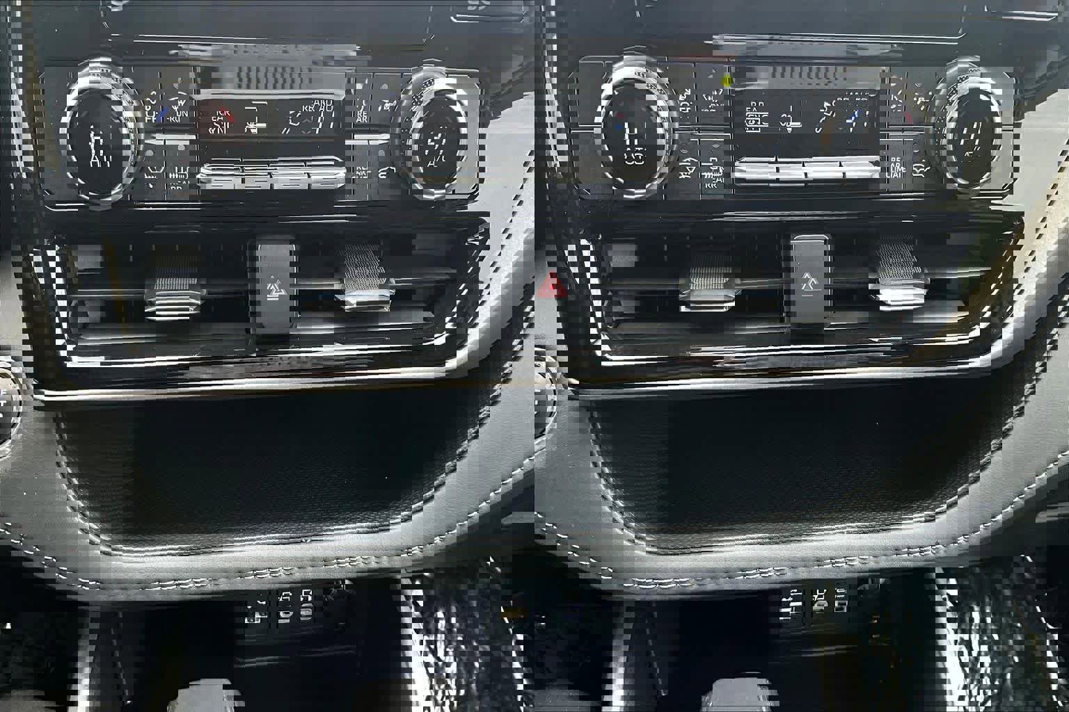 Used 2023 Toyota Highlander LE image 32