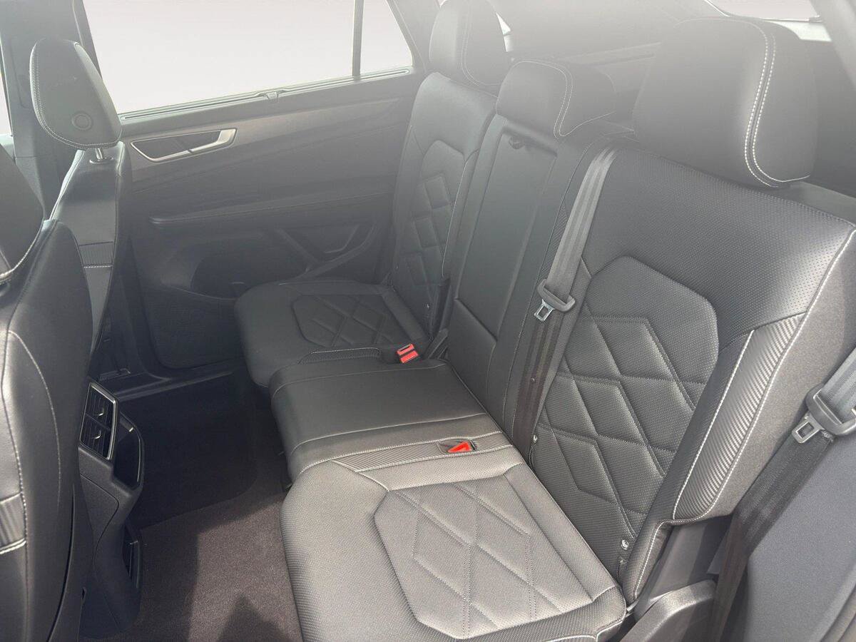 Used 2025 Volkswagen Atlas Cross Sport SE AWD/4WD image 13