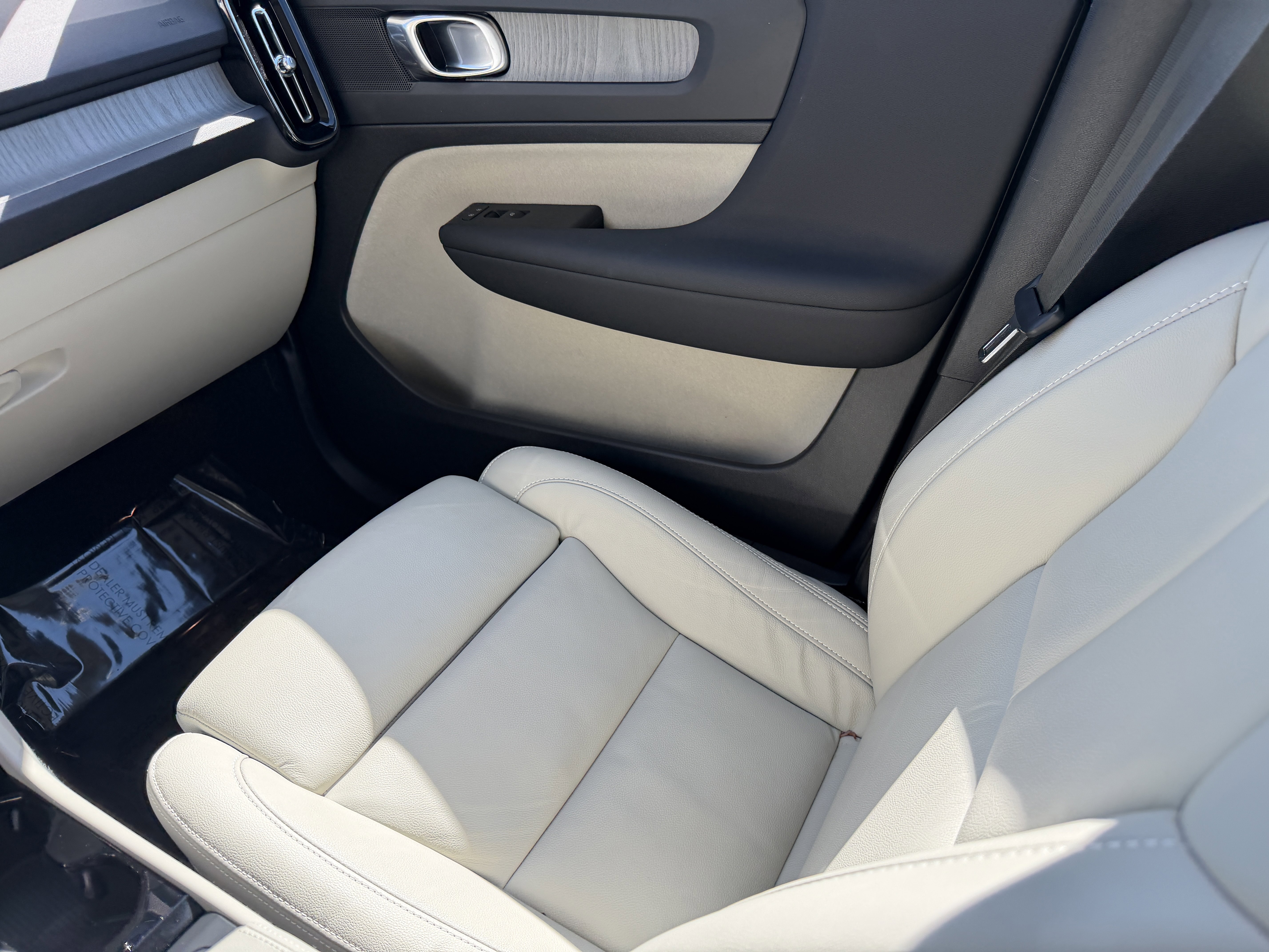 Certified 2023 Volvo XC40 B5 Plus w/ Protection Package Premier image 15