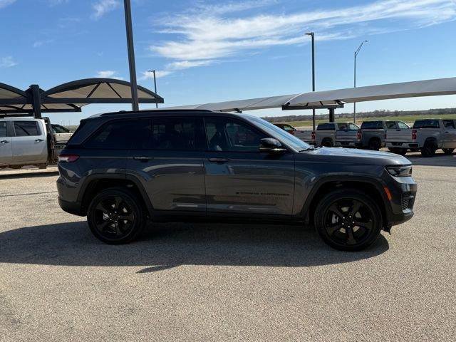 Used 2023 Jeep Grand Cherokee Altitude image 3